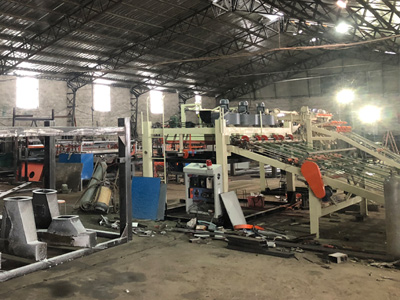 全自動(dòng)四邊鋸生產(chǎn)車(chē)間一角